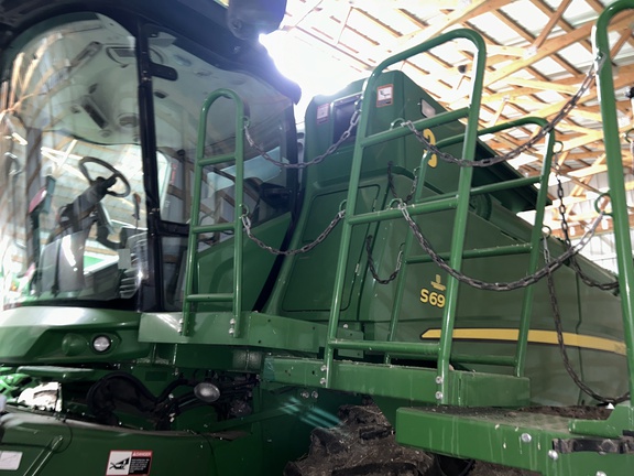 2017 John Deere S690 Combine