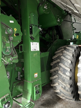 2017 John Deere S690 Combine