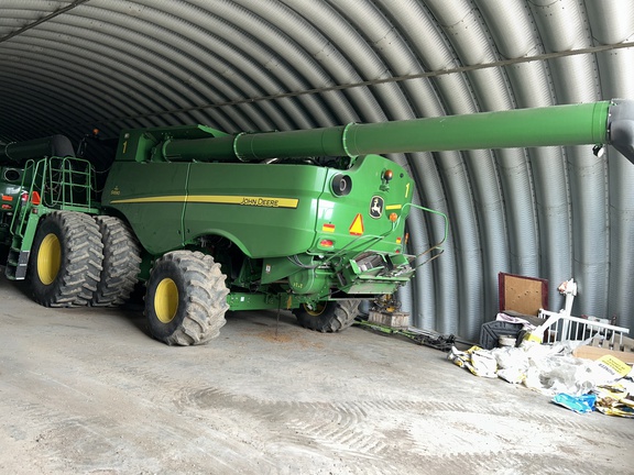 2017 John Deere S690 Combine