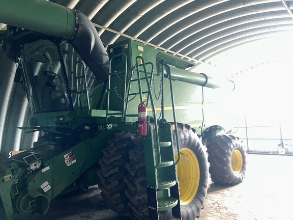 2017 John Deere S690 Combine