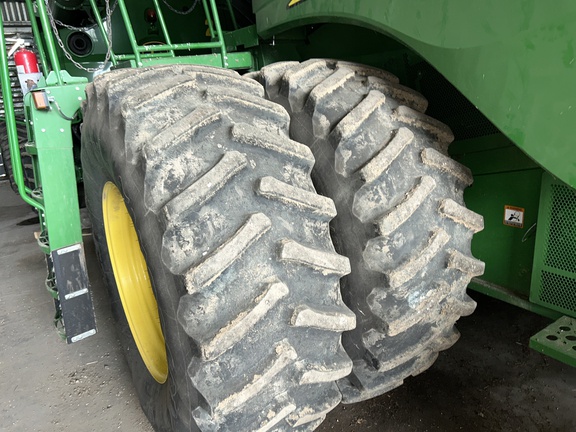 2017 John Deere S690 Combine