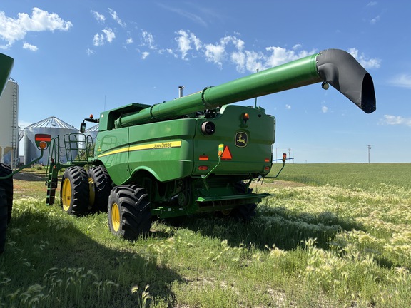 2016 John Deere S670 Combine