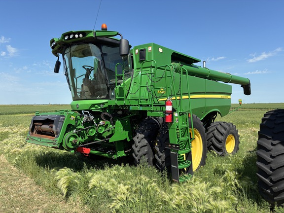 2016 John Deere S670 Combine