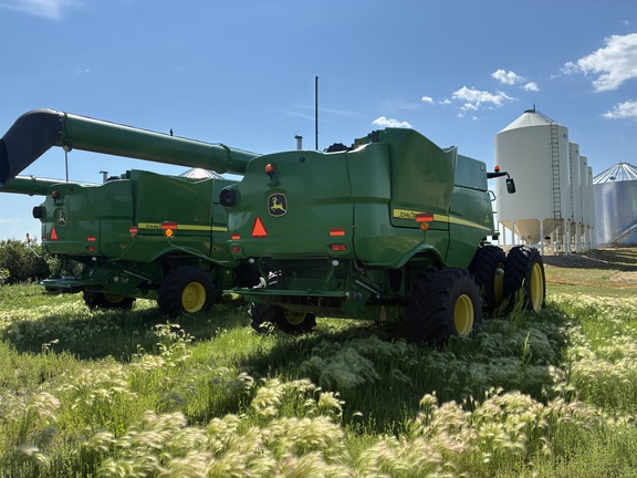 2016 John Deere S670 Combine