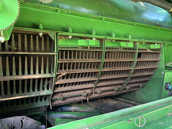 2016 John Deere S670 Combine