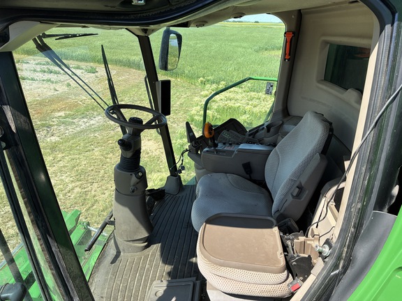2016 John Deere S670 Combine