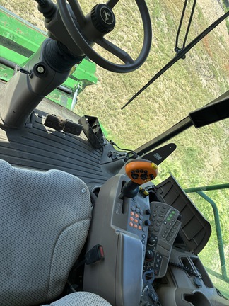2016 John Deere S670 Combine
