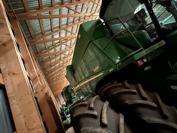 2017 John Deere S690 Combine