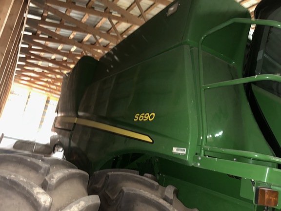 2017 John Deere S690 Combine