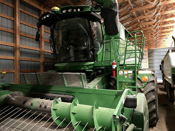 2017 John Deere S690 Combine