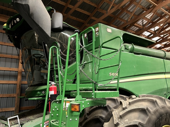 2017 John Deere S690 Combine