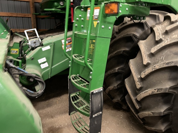 2017 John Deere S690 Combine