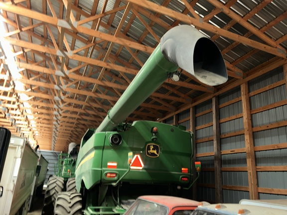 2017 John Deere S690 Combine