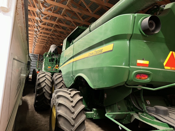 2017 John Deere S690 Combine