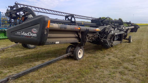 2009 MacDon FD70 Header Combine