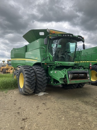 2013 John Deere S690 Combine