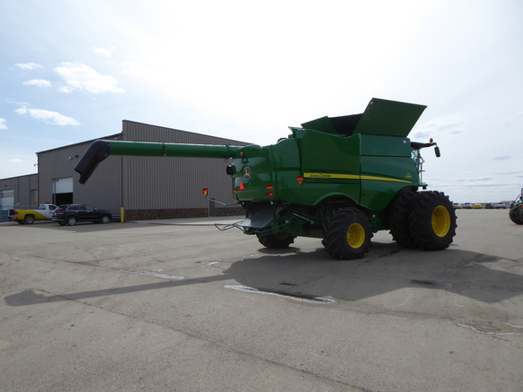 2014 John Deere S690 Combine