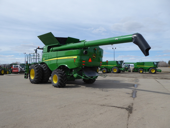2014 John Deere S690 Combine