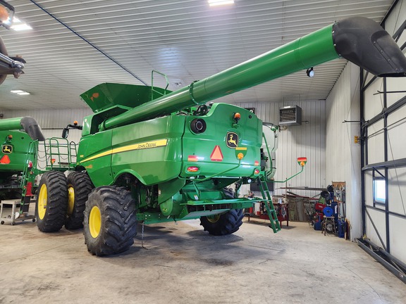 2014 John Deere S680 Combine