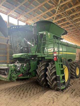 2017 John Deere S680 Combine