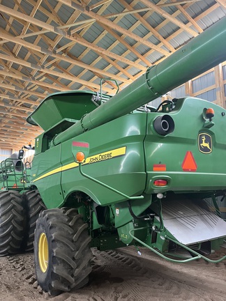 2017 John Deere S680 Combine