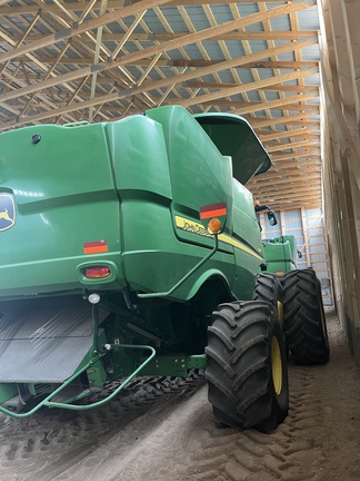 2017 John Deere S680 Combine