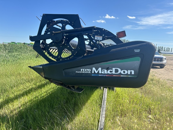 2009 MacDon FD70 Header Combine