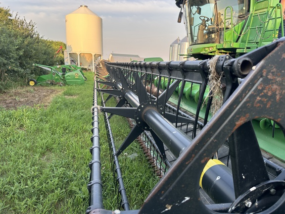 2010 John Deere 640D Header Combine