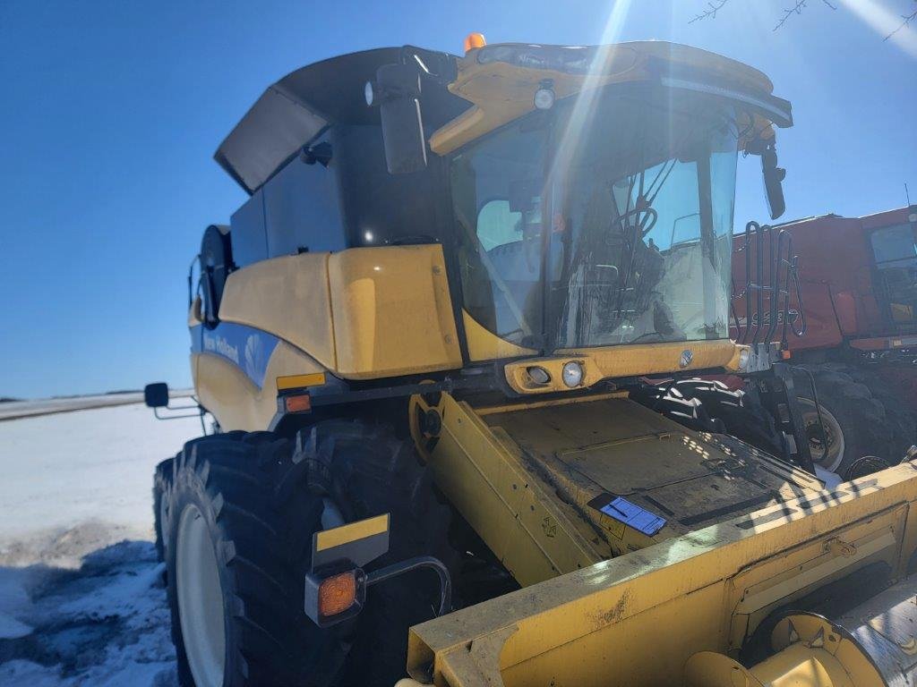 2013 New Holland CX8090 Combine