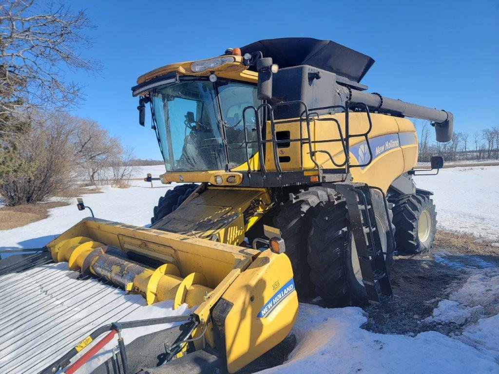 2013 New Holland CX8090 Combine