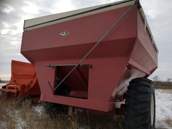 J&M 675-14 Grain Cart