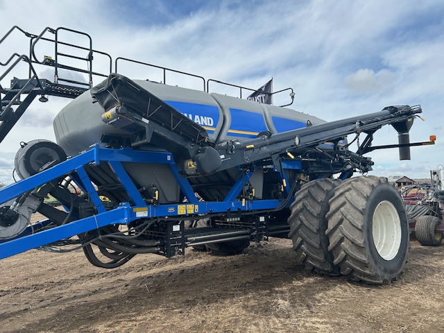 2011 Seed Hawk 5012 Air Drill & 2018 New Holland P3550 Air Tank/C Air Drill