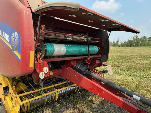 2015 New Holland Rollbelt 560 Baler/Round