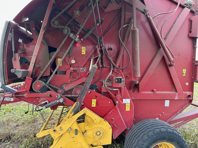 2015 New Holland Rollbelt 560 Baler/Round