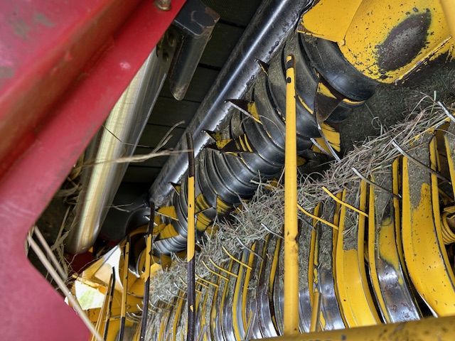 2015 New Holland Rollbelt 560 Baler/Round