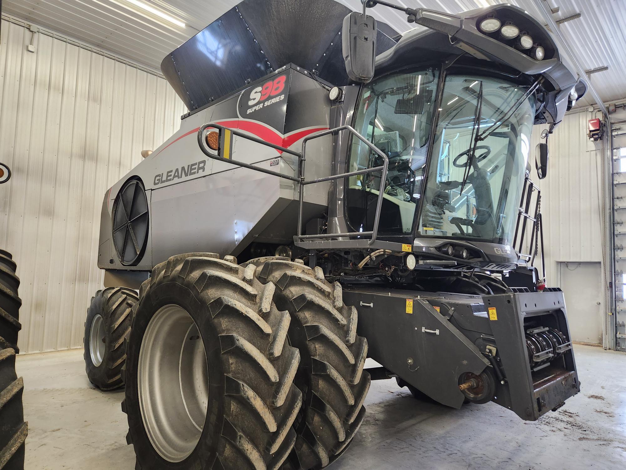 2017 AGCO Gleaner S98 Combine