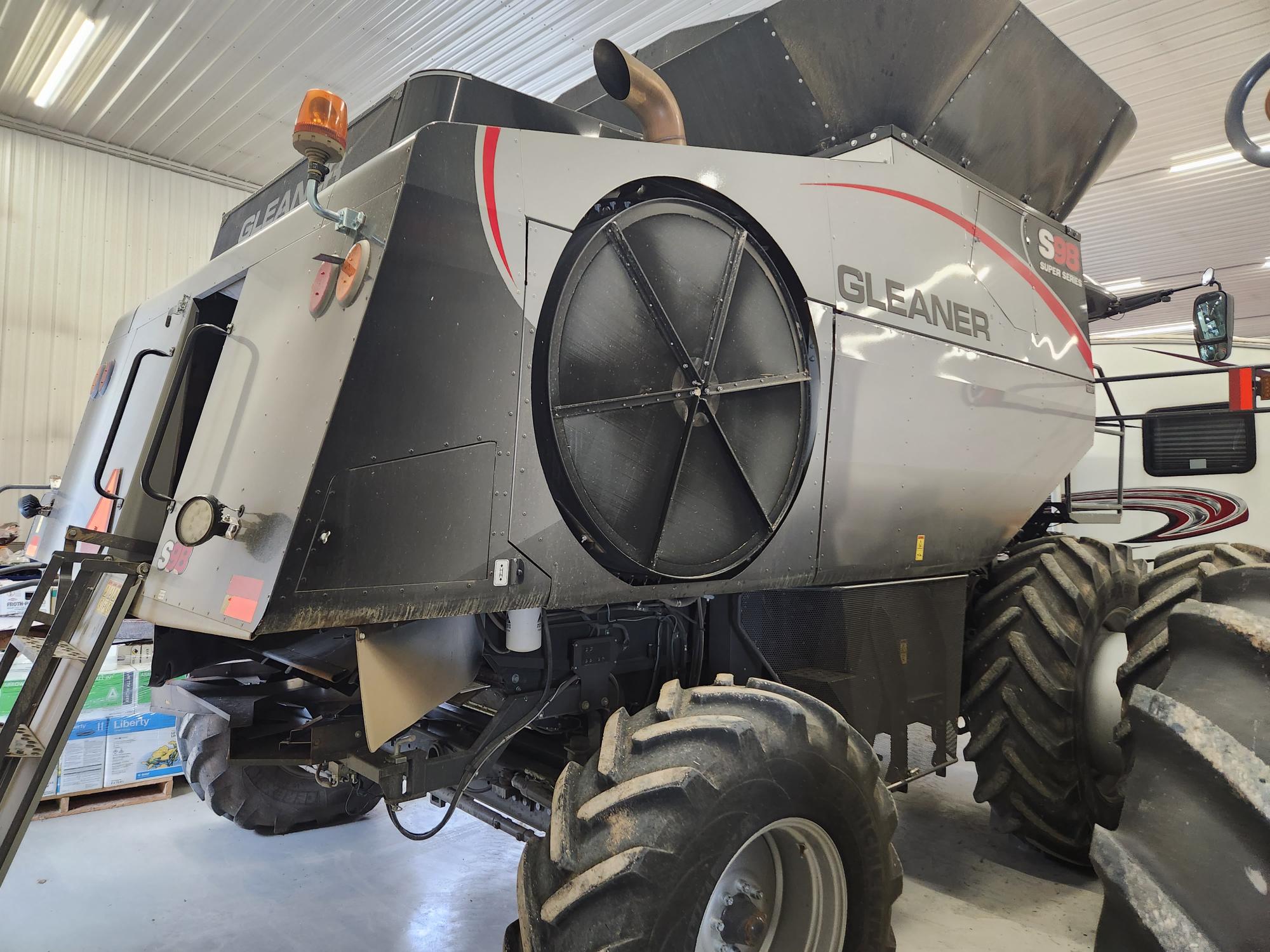 2017 AGCO Gleaner S98 Combine