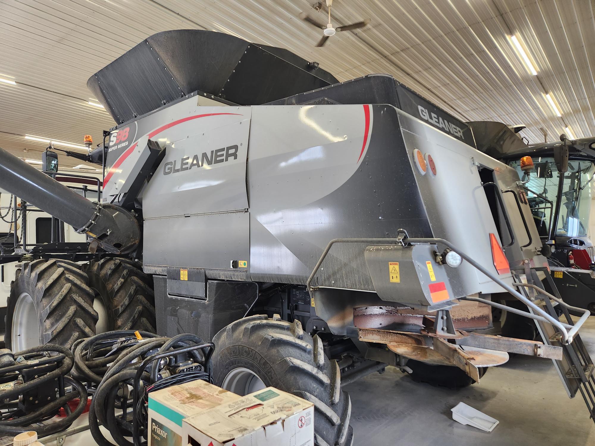 2017 AGCO Gleaner S98 Combine