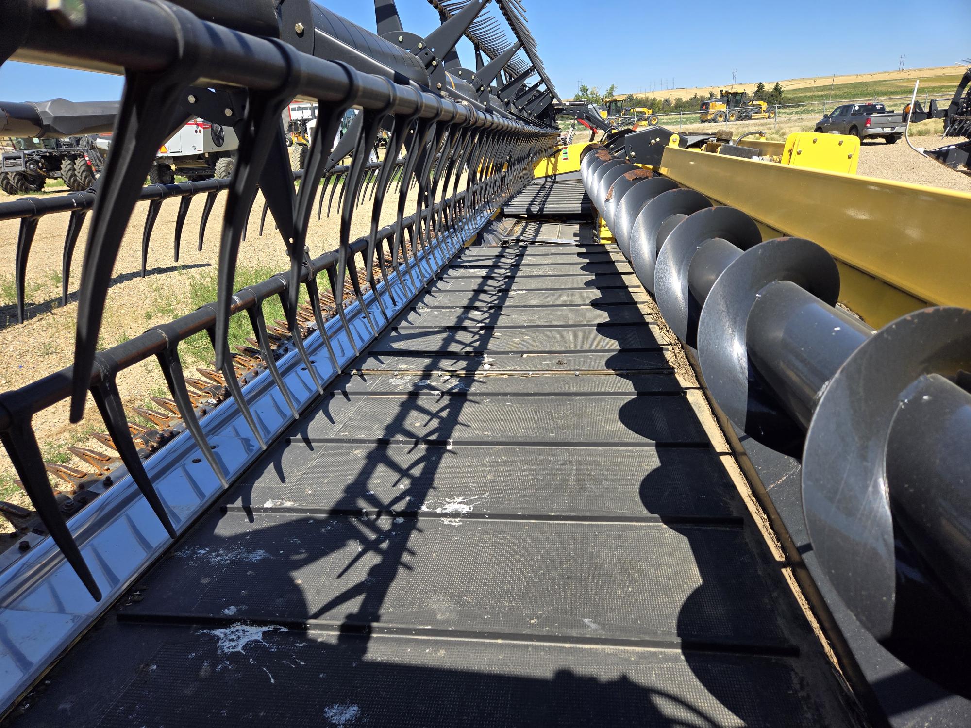 2015 New Holland 880CF-35 Header Combine