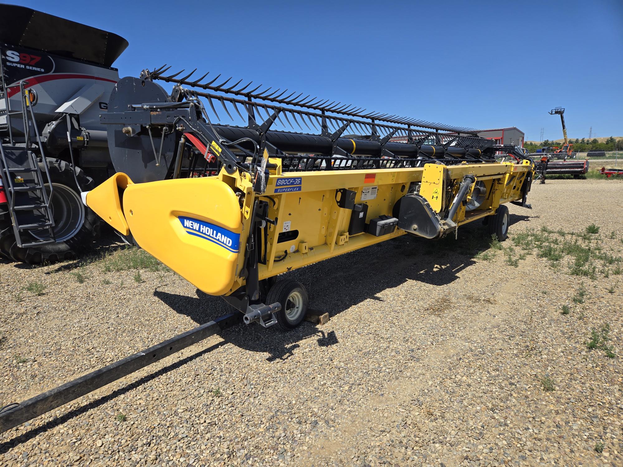 2015 New Holland 880CF-35 Header Combine