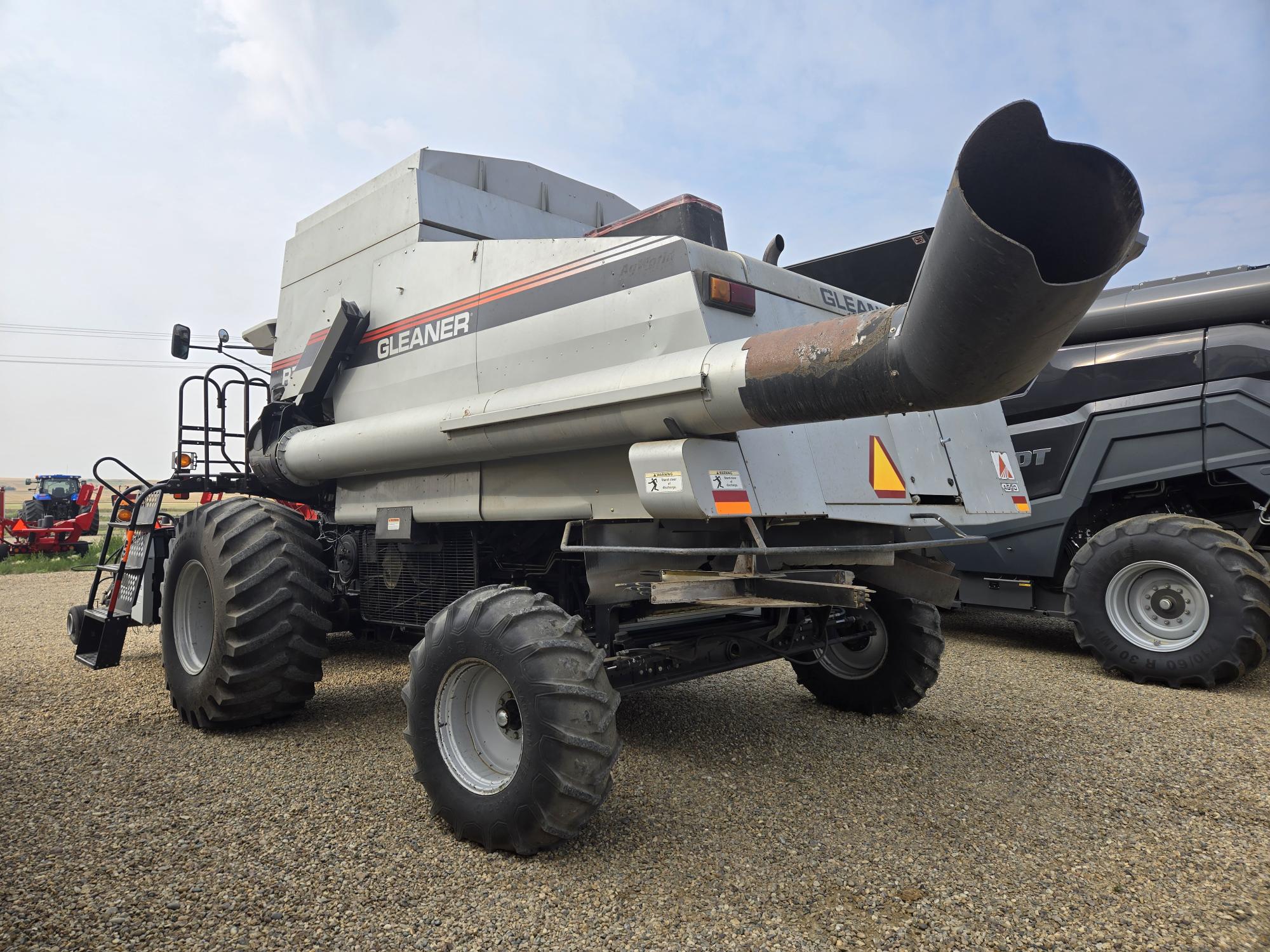 2002 AGCO Gleaner R72 Combine