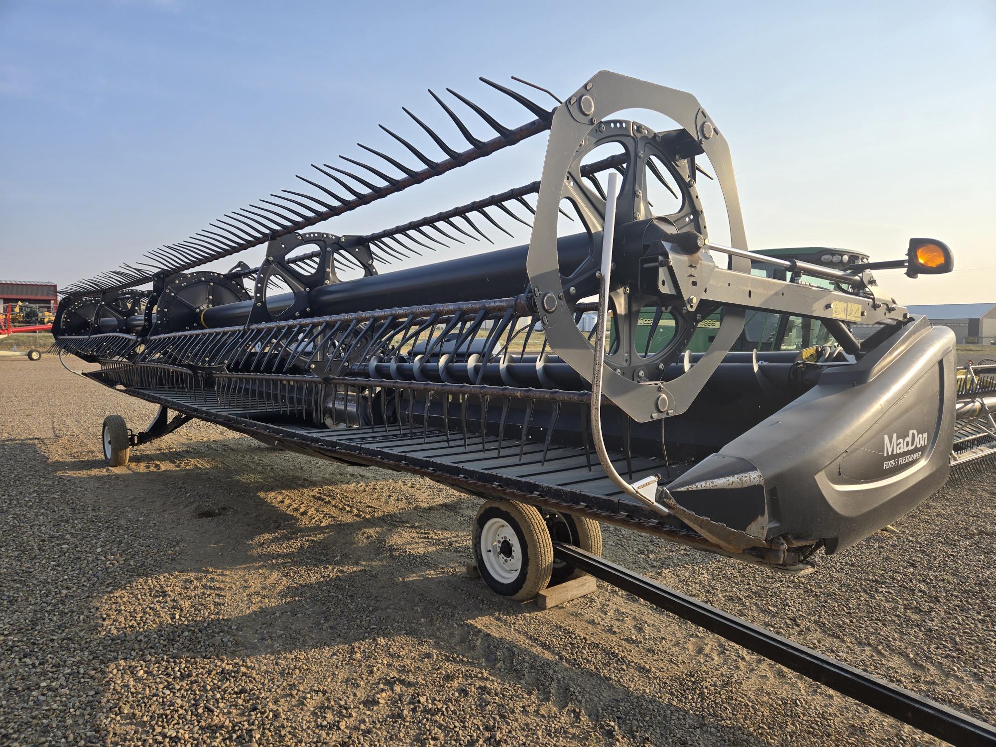 2016 MacDon FD75-35 Header Combine