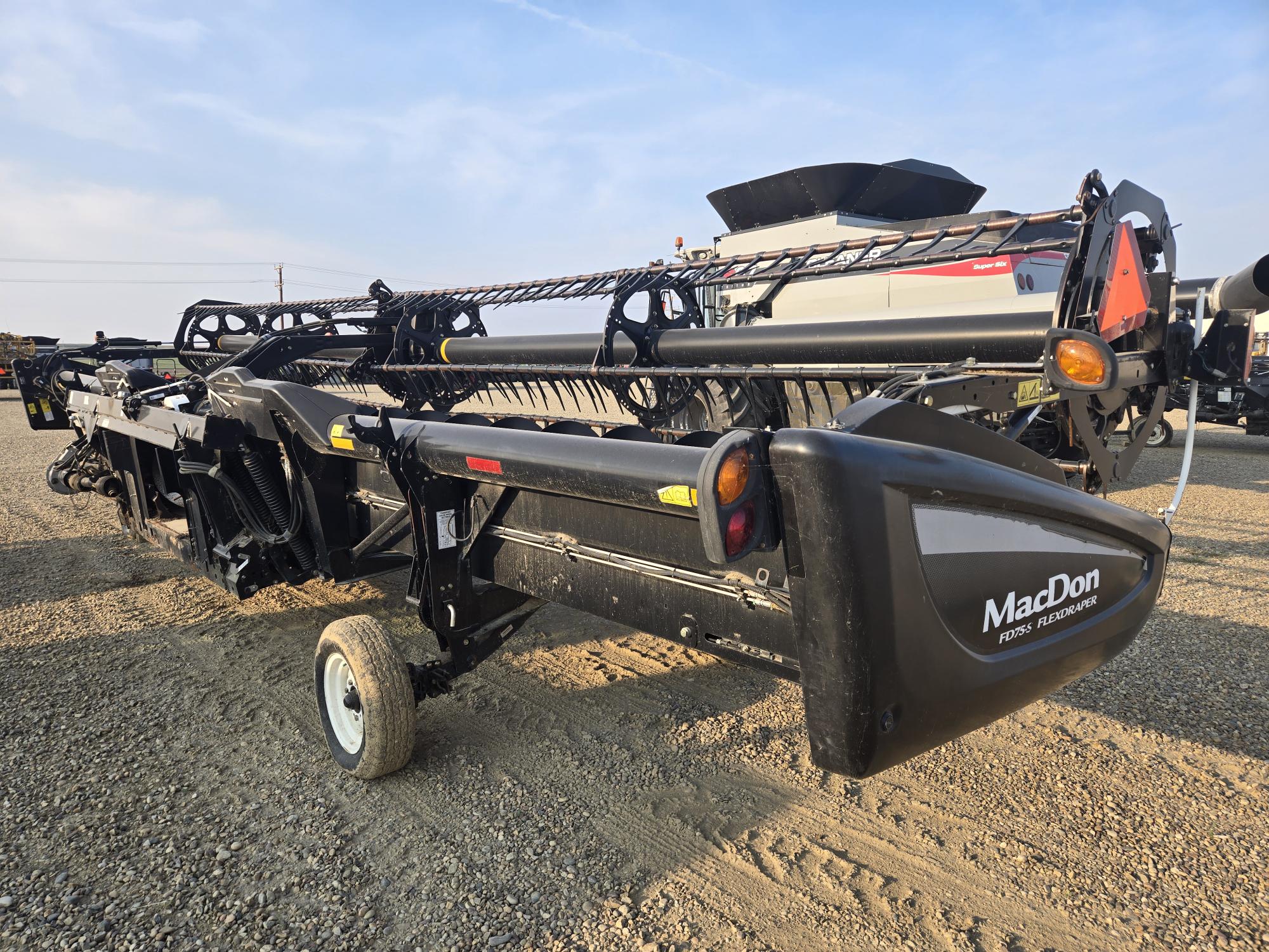 2016 MacDon FD75-35 Header Combine