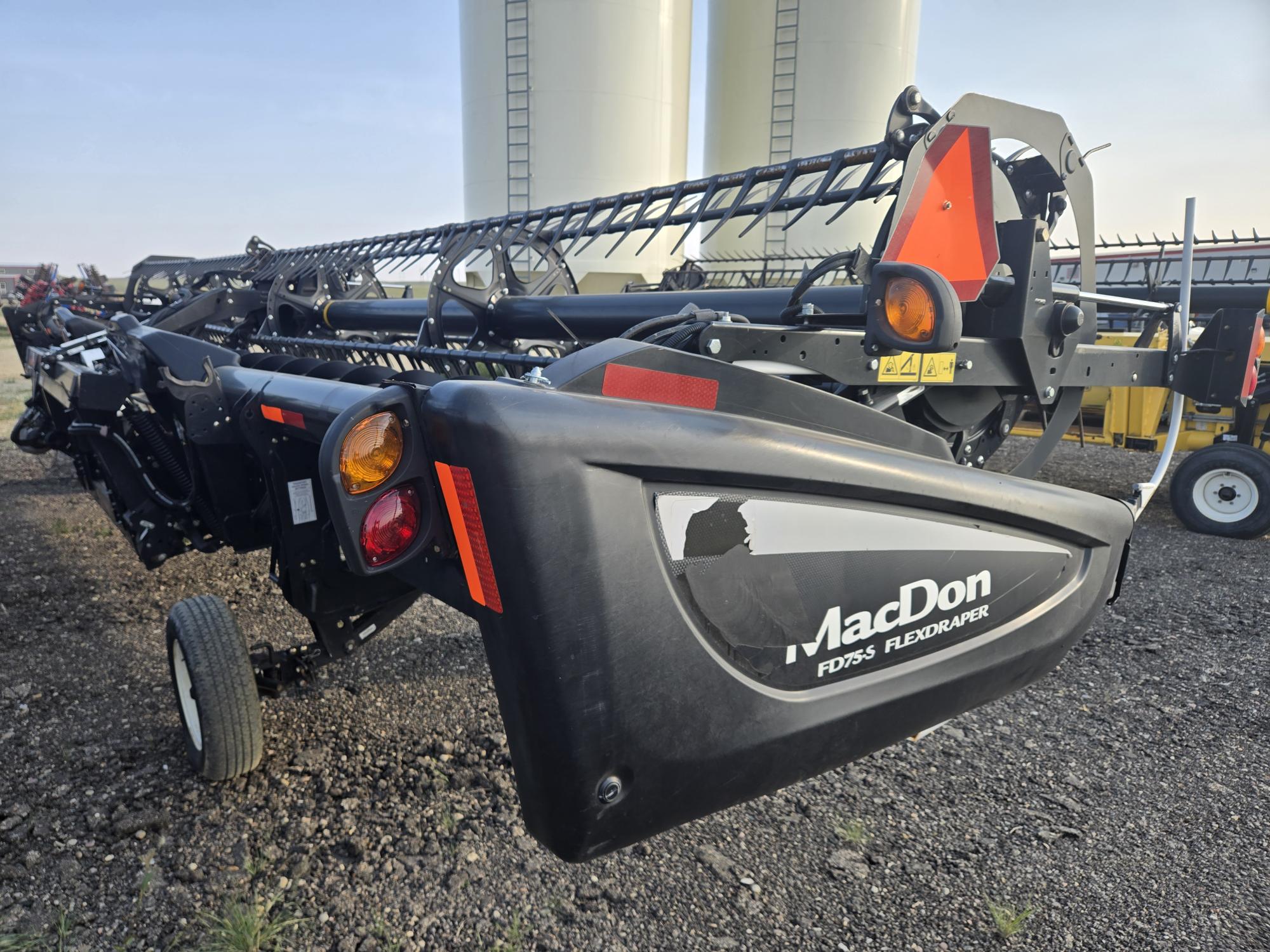 2018 MacDon FD75-35 Header Combine