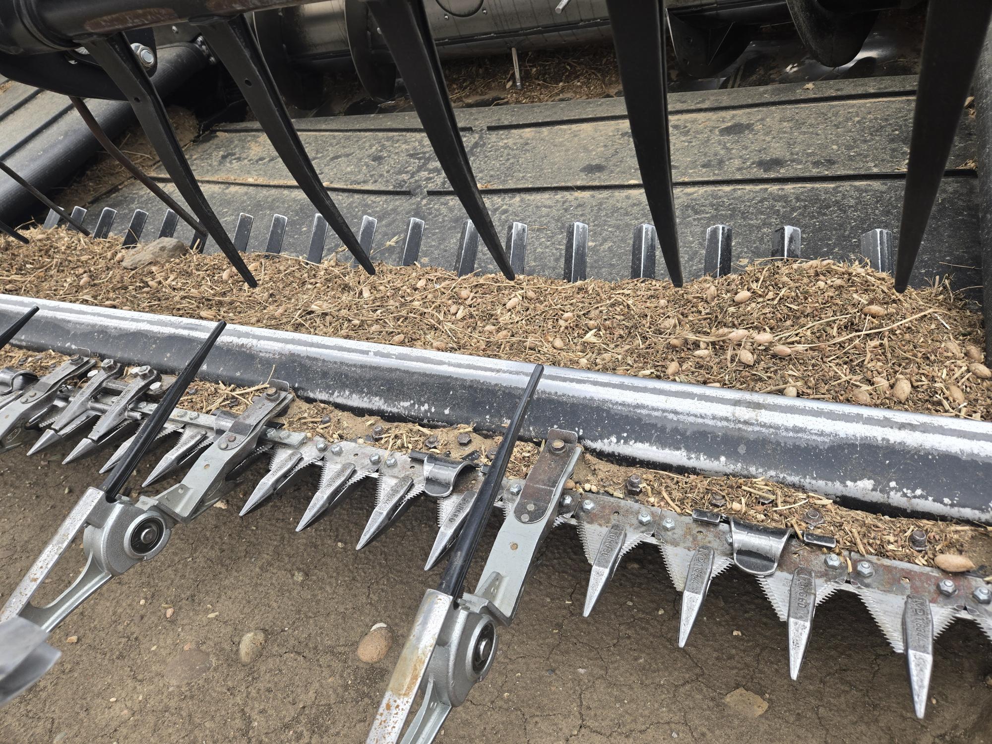 2013 MacDon FD75-40 Header Combine