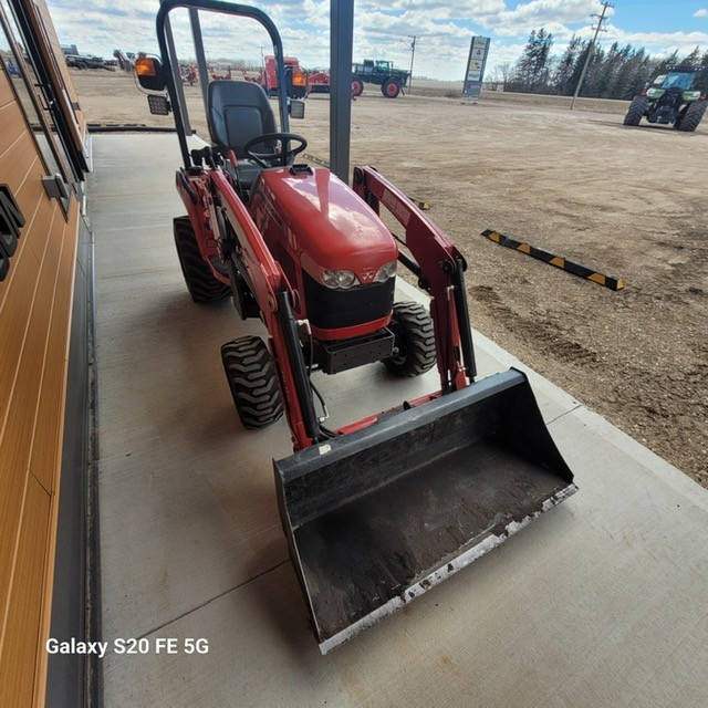 2016 Massey Ferguson GC1715 Tractor