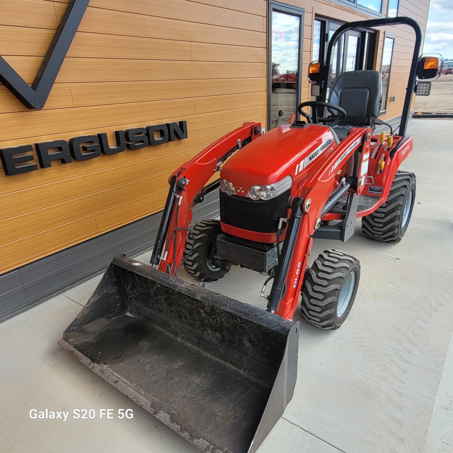 2016 Massey Ferguson GC1715 Tractor