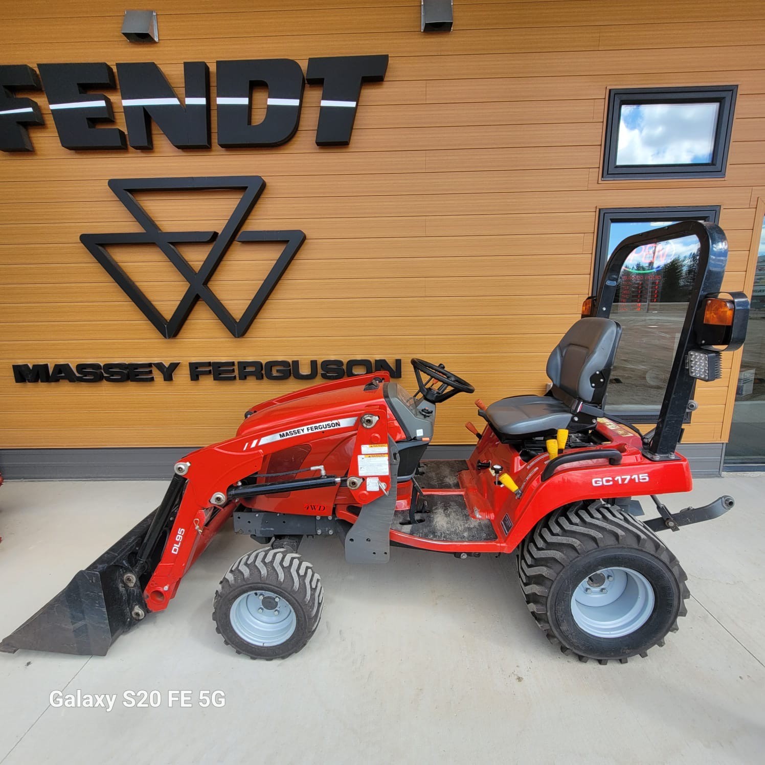 2016 Massey Ferguson GC1715 Tractor