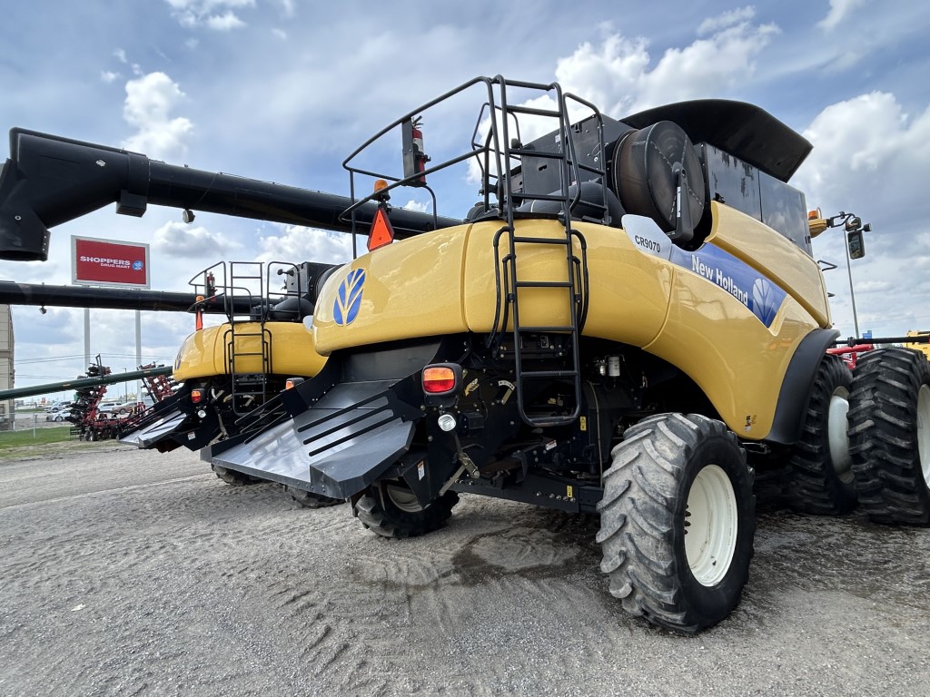 2008 New Holland CR9070 Combine