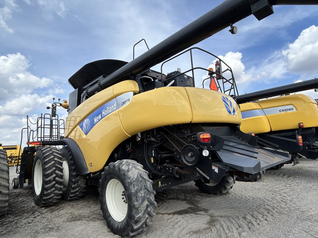 2008 New Holland CR9070 Combine